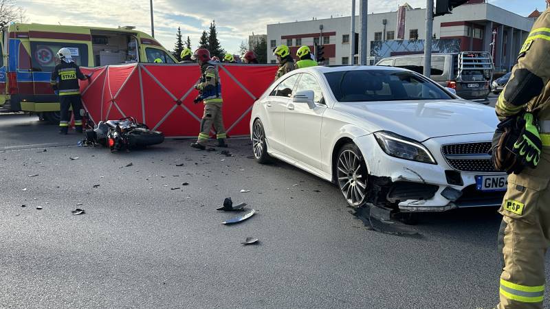 Wypadek motocyklisty z osobówką