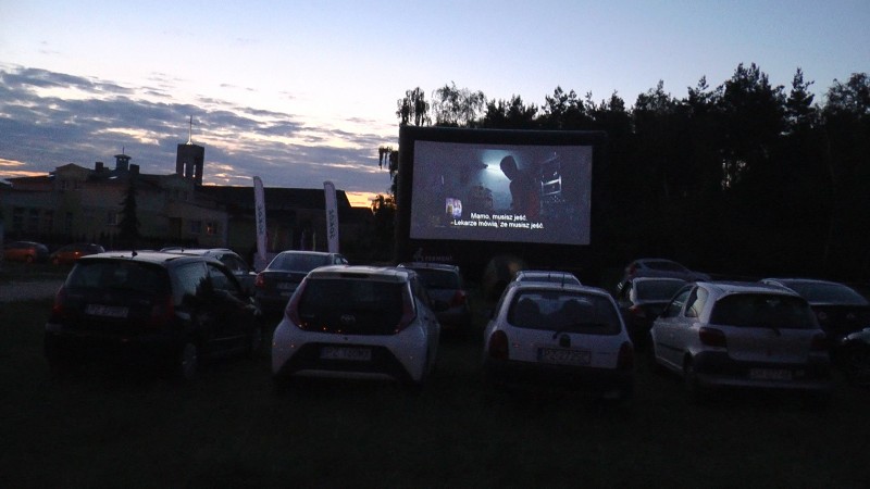 KINO W SAMOCHODZIE? W CZERWONAKU TO JUŻ DZIAŁA. 