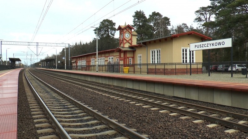 DWORZEC W PUSZCZYKOWIE ZABYTKIEM ZADBANYM 2021