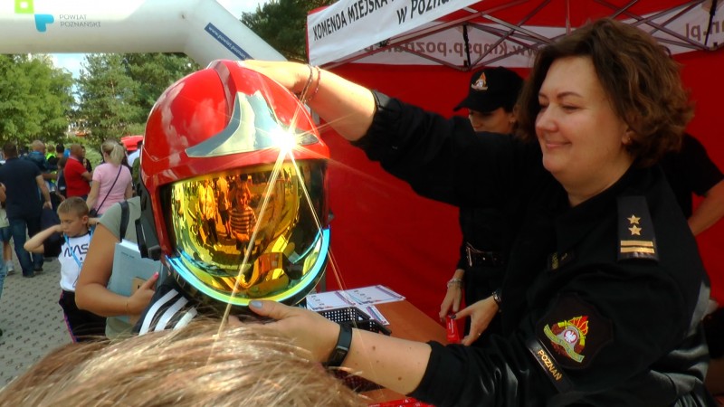 PIKNIK "BEZPIECZNI W POWIECIE" PRZYCIĄGNĄŁ TŁUMY