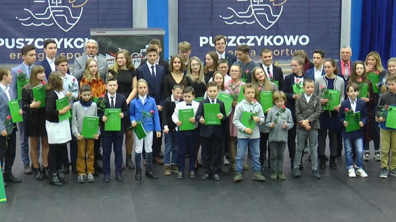 ZDOLNI UCZNIOWIE Z PUSZCZYKOWA NAGRODZENI